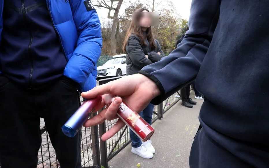 Large - scale Seizure of Illegal E - cigarettes at Saint - Ouen Flea Market in France