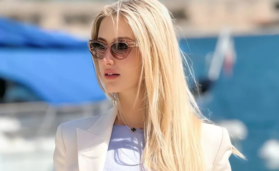 Rising Czech Model: Sona Holenakova and Her Stunning Photos