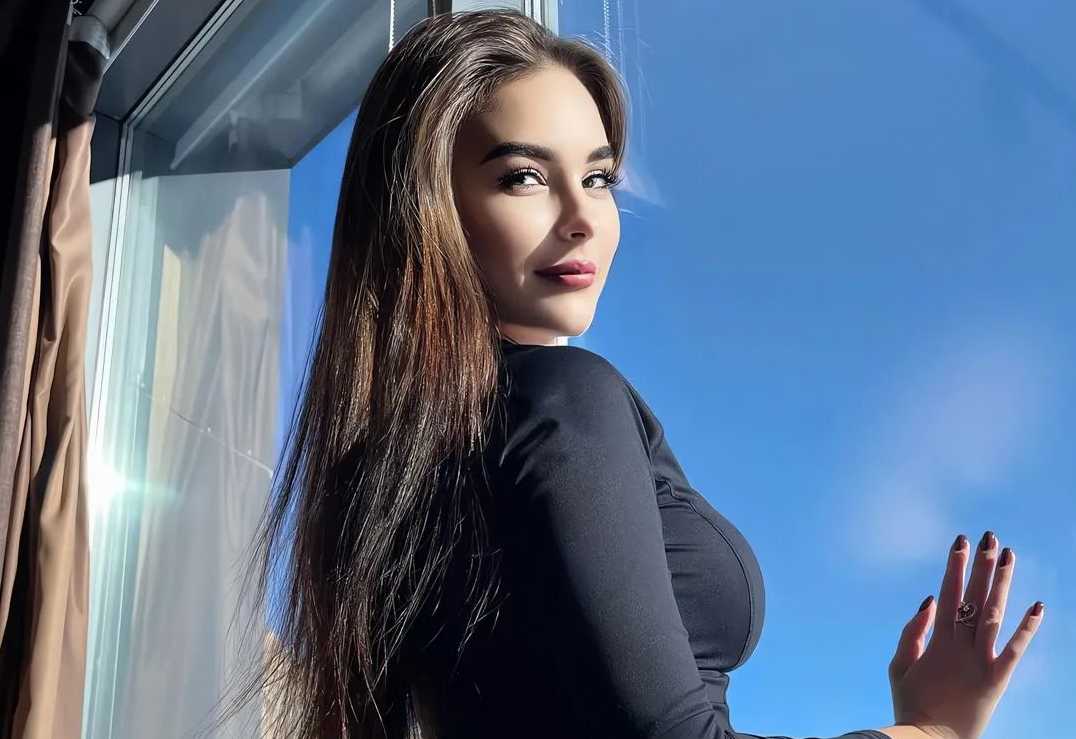 Captivating Photos of an Amateur Model in Foreign Beauty Lifestyle Photos - Issue 112